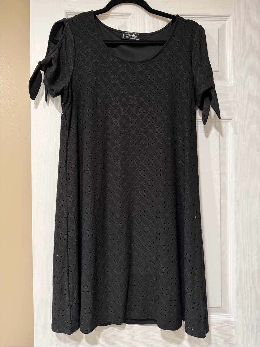 Everlily Black Eyelet Bow Tie-Sleeve Dress in size M